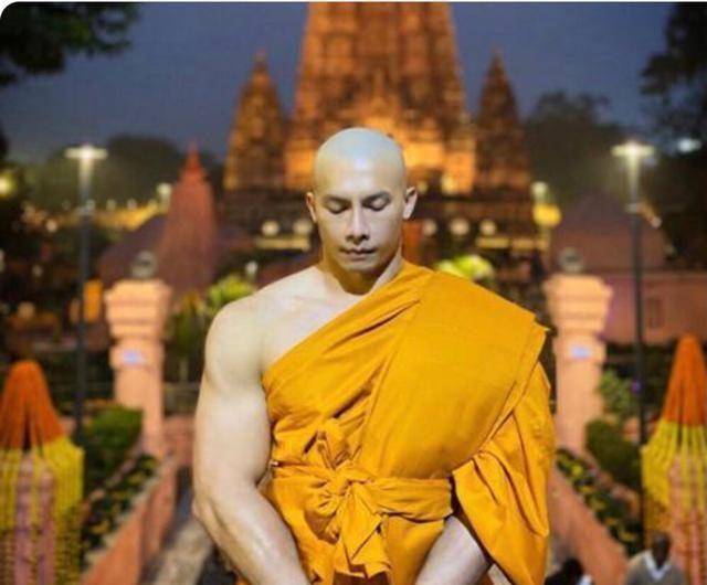 泰国"肌肉和尚"走红,八块腹肌加俊美五官,网友:想破戒
