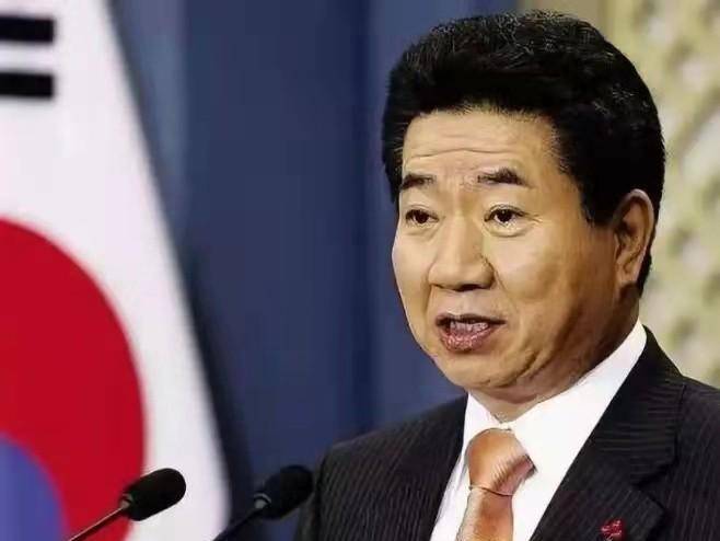 文在寅的复仇:大哥卢武铉跳崖明志后,他在墓碑上默默刻了4个字
