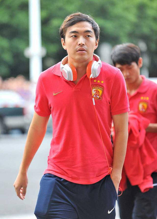 广州队功勋冯潇霆接宋掌门亲递球衣 21年职业生涯画上完美句点