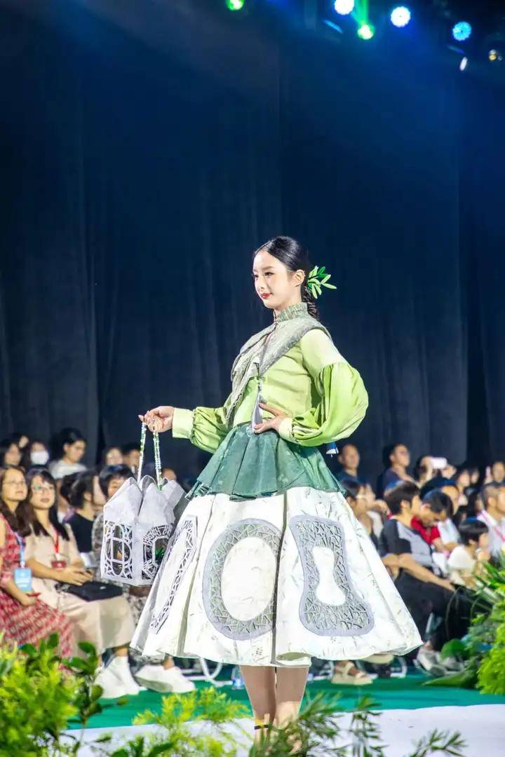 负责人:邓晓萱设计者:邓晓萱,张孝贤,方紫婷,杨家颖《花影落》负责人