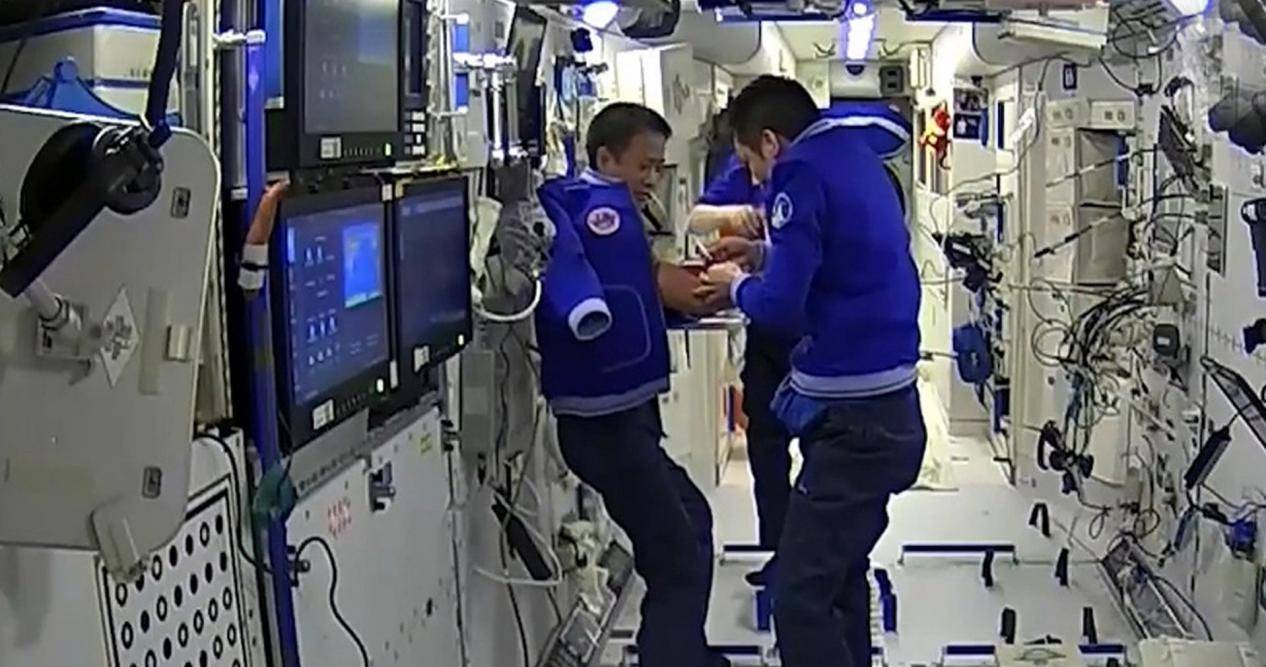 中国宇航员在太空是如何生活的:人性化航天食谱令人羡慕