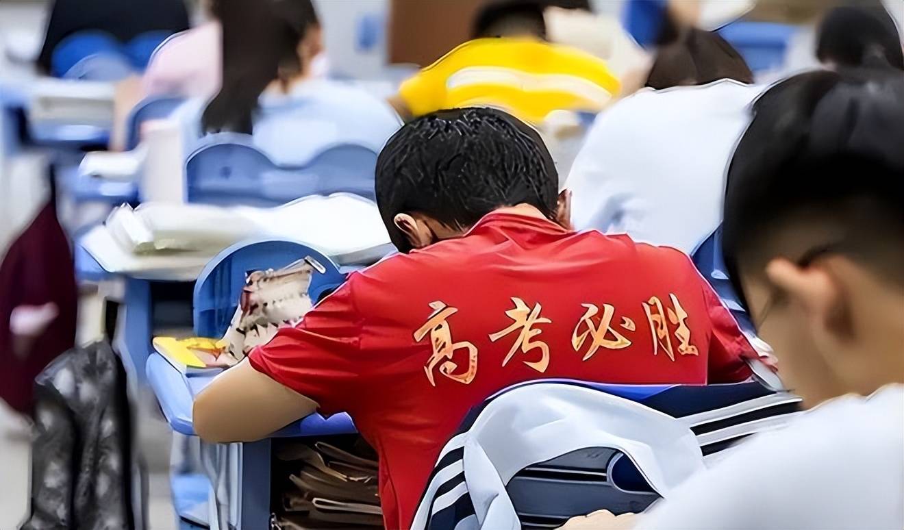 而历年高考中出现的各种奇葩事情和场景,更是成为了人们茶余饭后的