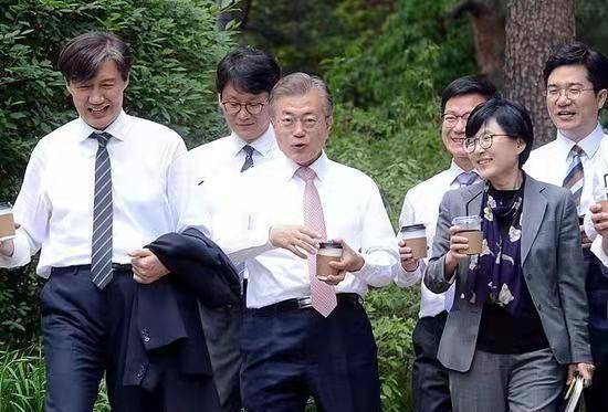 文在寅的复仇:大哥卢武铉跳崖明志后,他在墓碑上默默刻了4个字