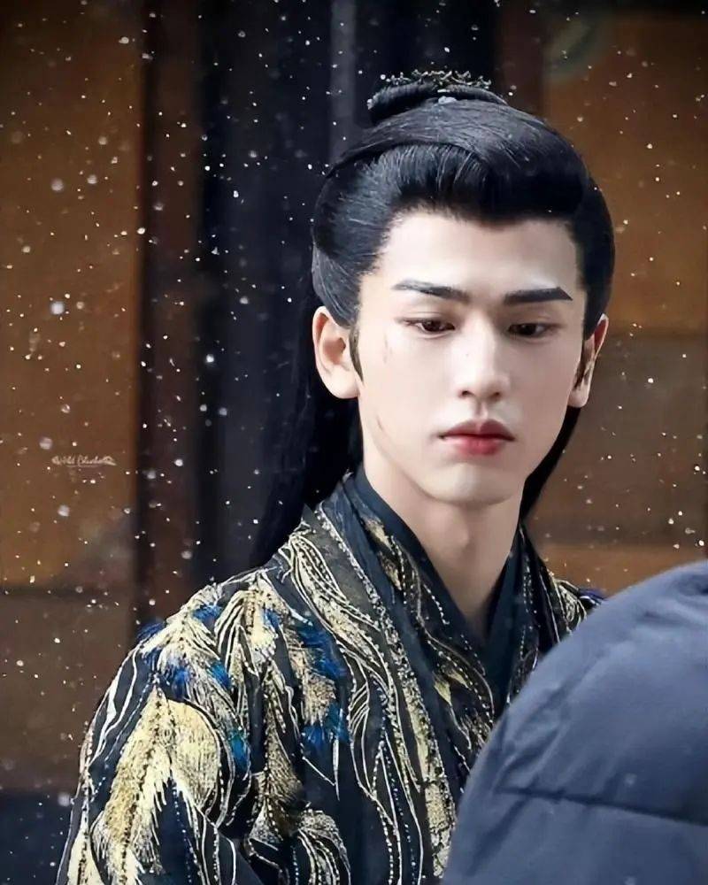 国民奢牌双线并行,"顶流预备役"张凌赫商业价值持续攀升!