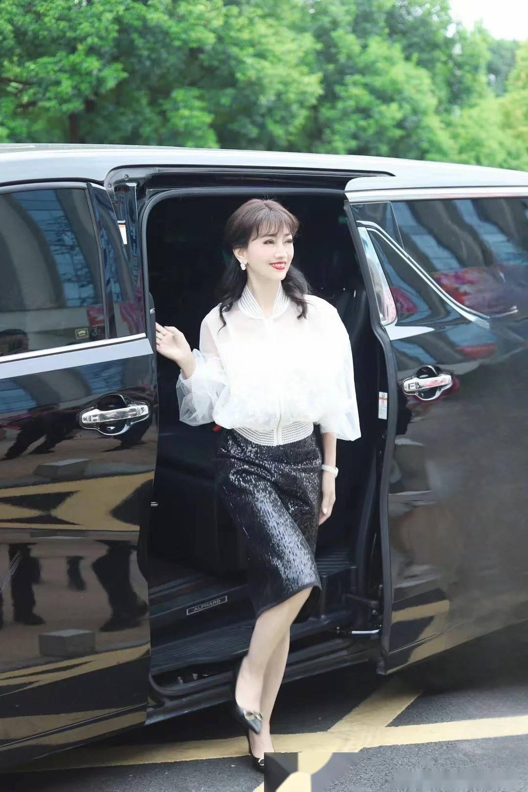 64岁赵雅芝,清新迷人的美貌无人能及!