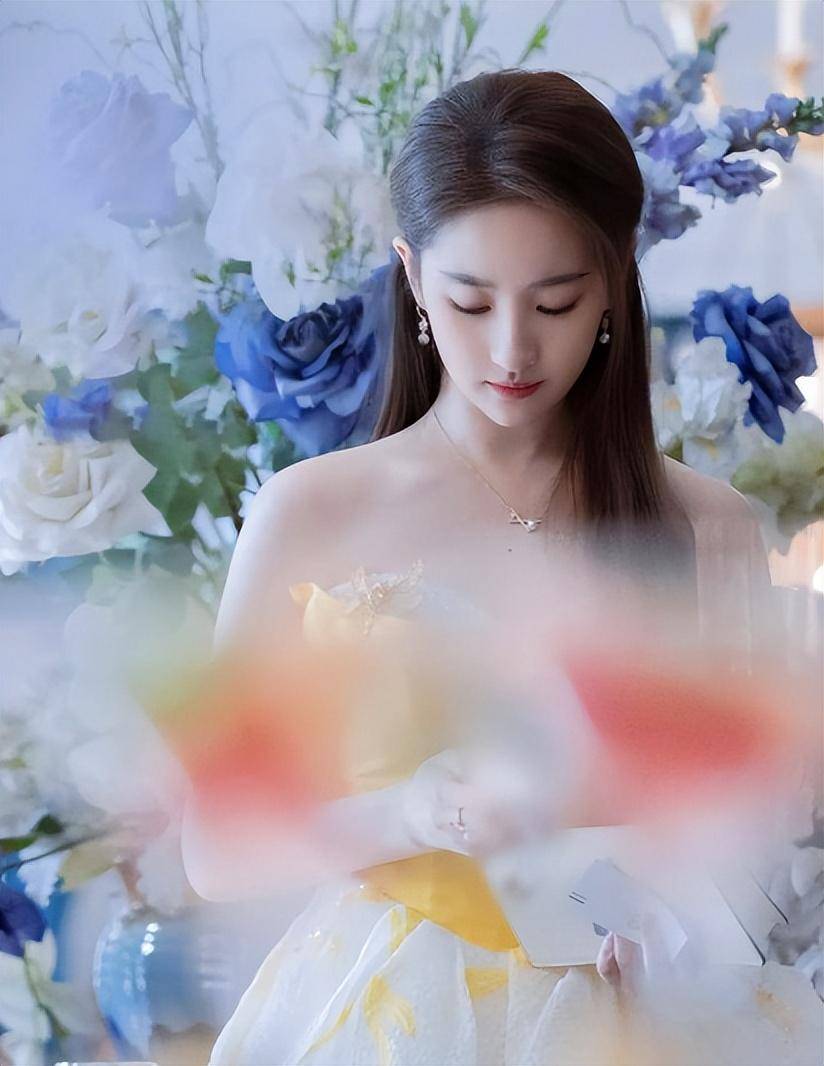 刘亦菲出席活动穿短裙,一双白腿很结实,路人表示真人不上镜