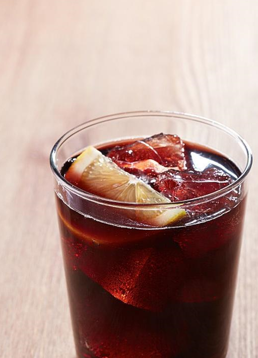 营养医师介绍啤酒是不能和可乐一起喝的,因为酒精会促使二氧化炭剧烈