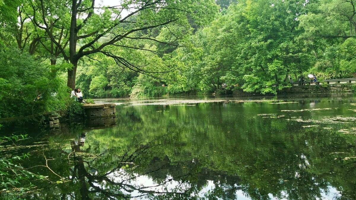 阿哈湖湿地公园,这里有叠翠的群峰和翡翠般的湖水,可以尽情享受都市中