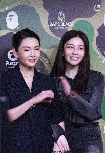邱淑贞女儿沈月同台,尽展母女典雅风采