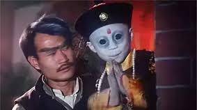 还有人说是盗墓贼干的,可这只是个穷苦人家孩子的墓,连棺材都是简易的