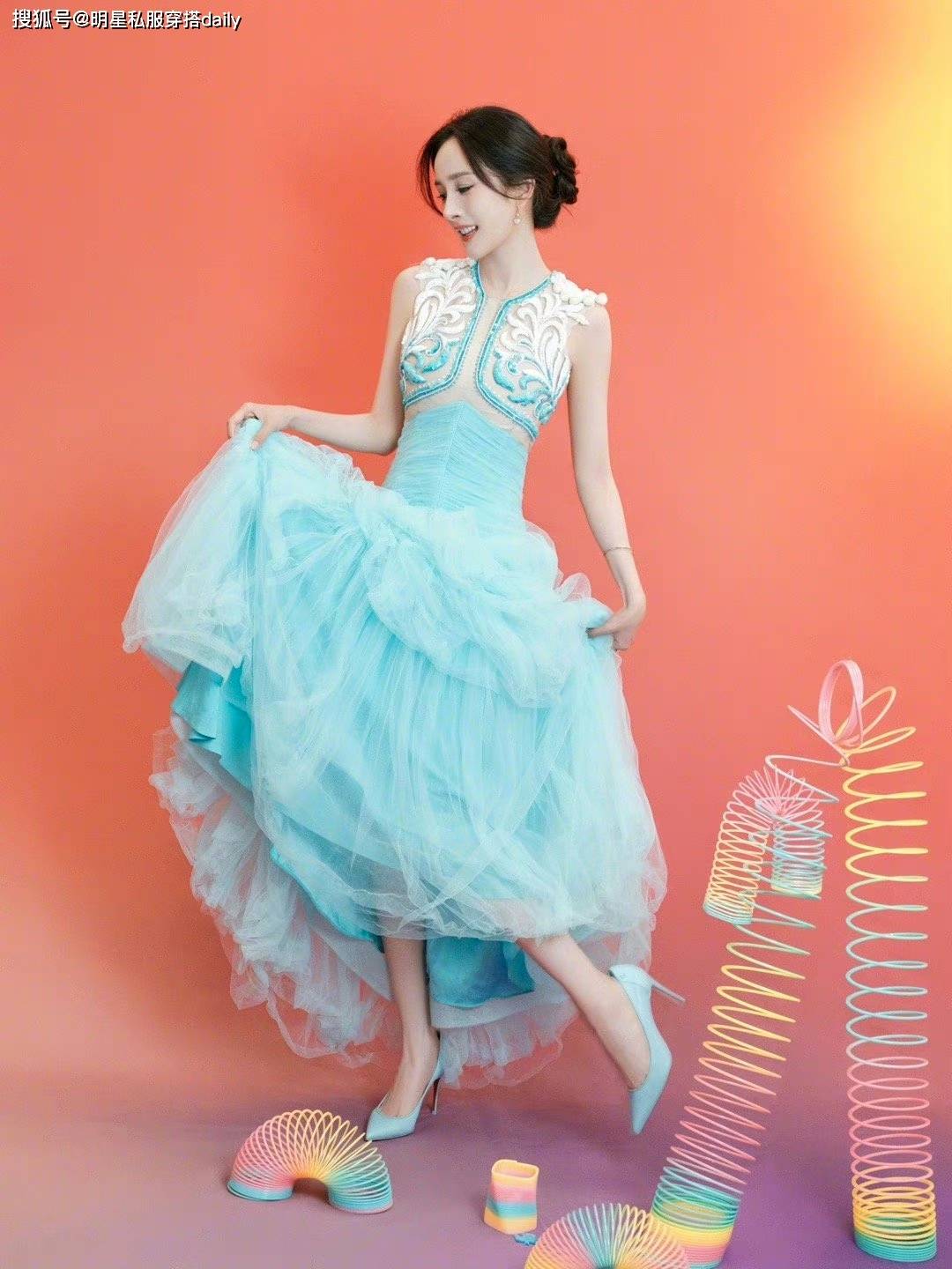 杨幂这是"蓝精灵"吧,蓝白拼接纱裙飘逸灵动,仿若蓝色公主