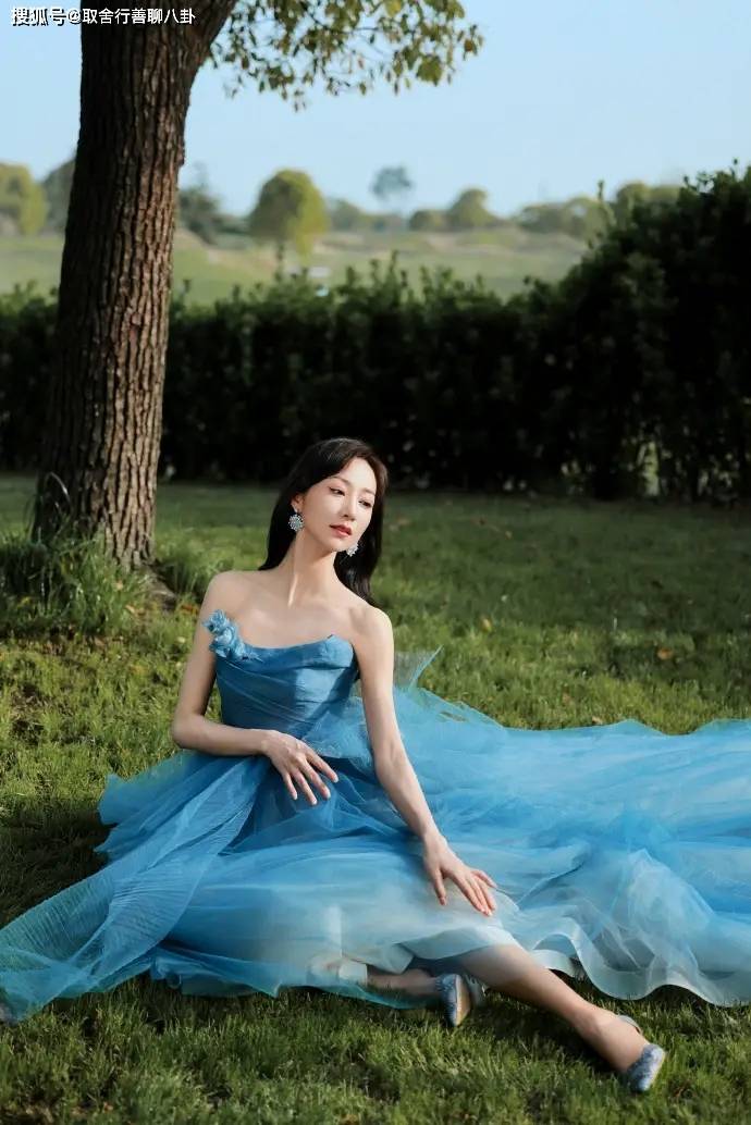 41岁韩雪发布初夏写真,穿蓝色抹胸纱裙,宛如迪士尼公主