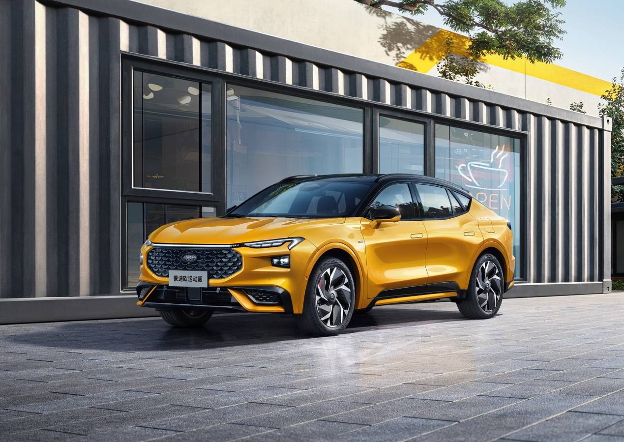 造型设计上,蒙迪欧运动版延续了福特evos的整体设计语言,标志性的"