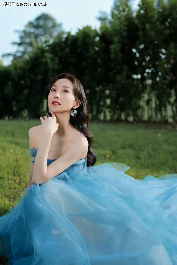 41岁韩雪发布初夏写真,穿蓝色抹胸纱裙,宛如迪士尼公主