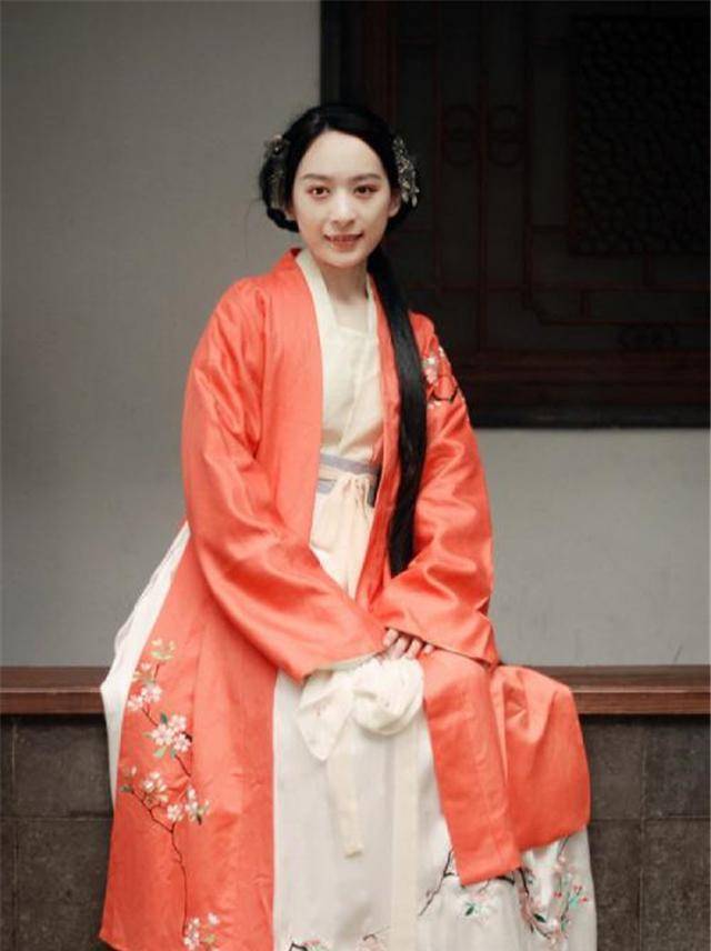 《舆服志》:中国女性的冠服制度,是封建等级的外衣