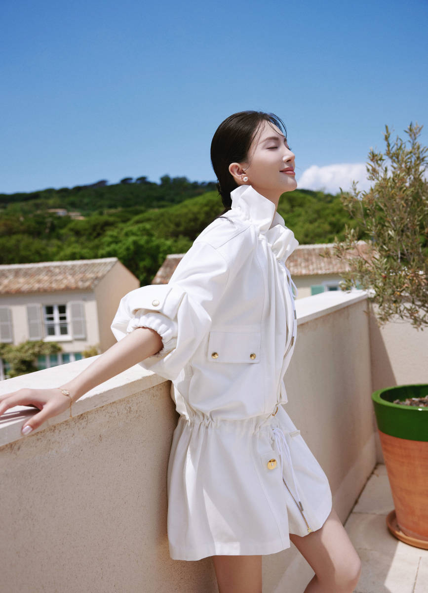 金晨穿白裙漫步法国小镇