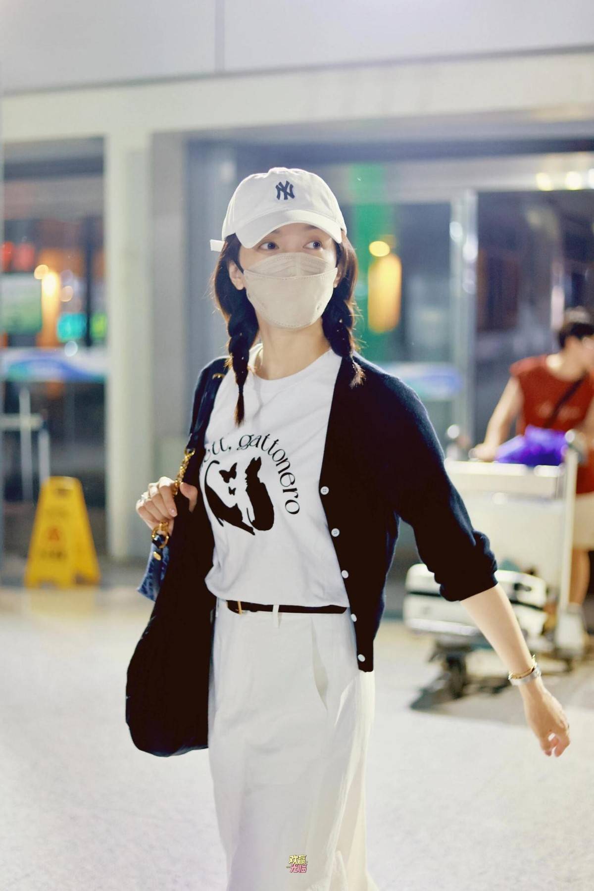 "江疏影"的度假穿搭造型真心"嫩",白衬衫 短裤,37岁元气满满