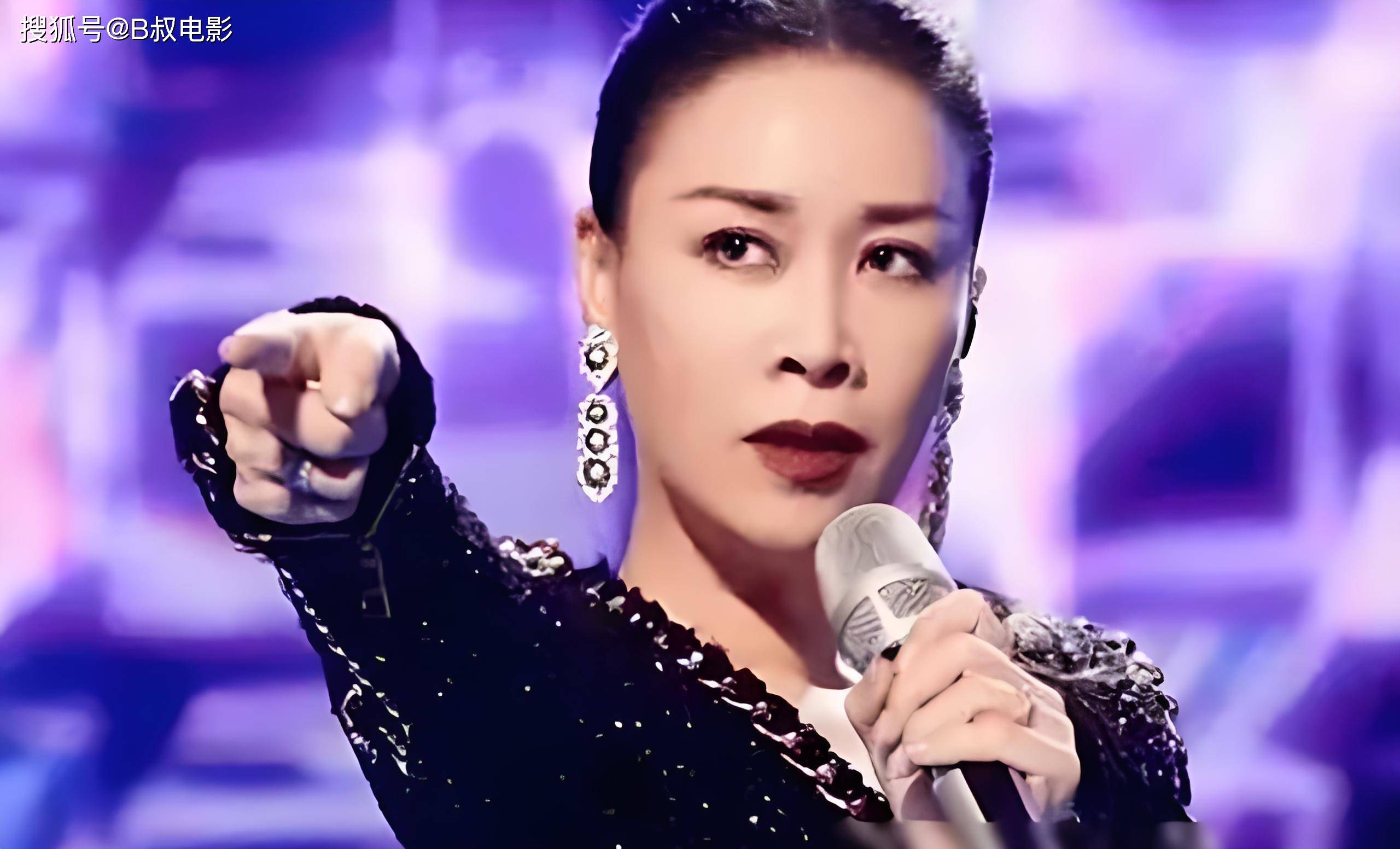 在华语乐坛的巅峰时期,"歌后"那英曾与王菲并称"北那英,南王菲".