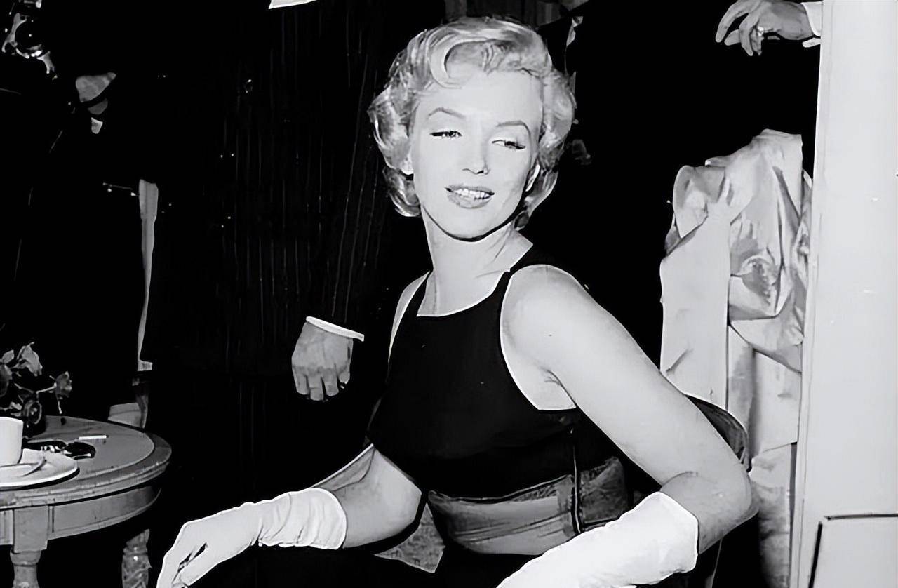 赫鲁晓夫点名要见玛丽莲梦露,事前梦露交代:我要穿最紧身的礼服