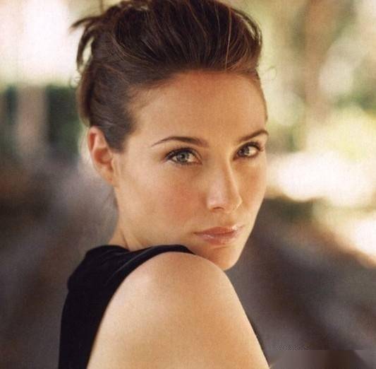 这谁顶得住!克莱尔弗兰妮的写真赏,满满的艺术感和性感魅力