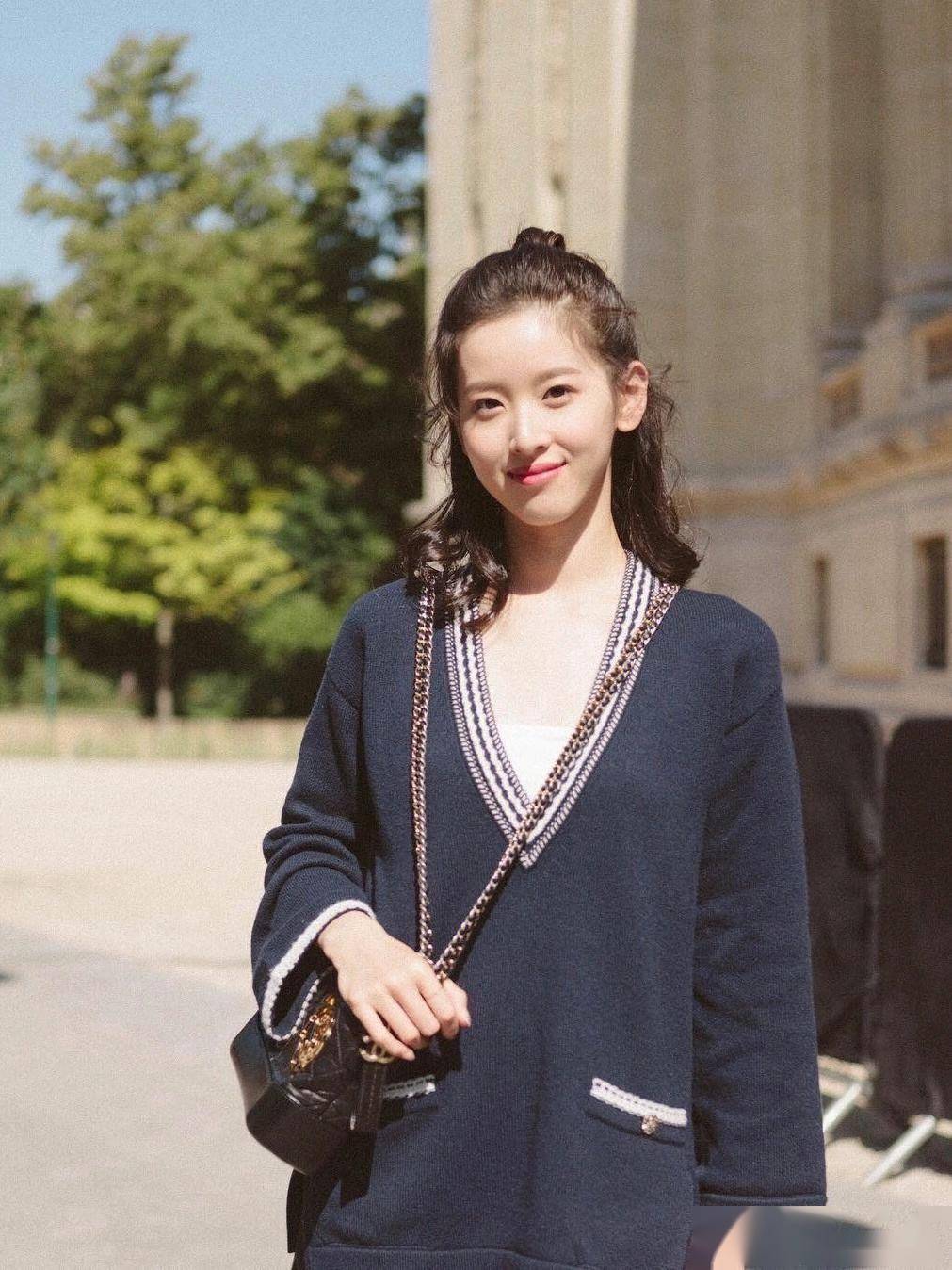 章泽天新写真发布美貌与才华兼备的女神让人无法抵挡