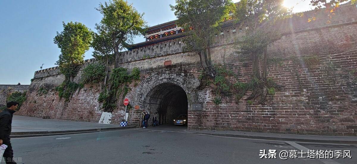 西昌位于四川东南部,是凉山州的首府,古称邛都,南诏国时这里设建昌府