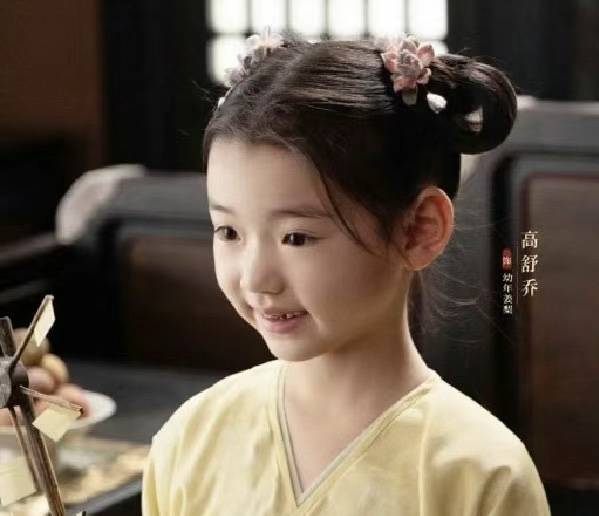 董璇女儿小酒窝的星途启航,原来《墨雨云间》里的小杨超越就是她吖_姜