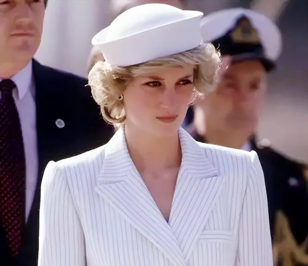 1988年戴安娜访问泰国,泰王嫌弃妻子肥胖不让出镜,妻子记恨至今