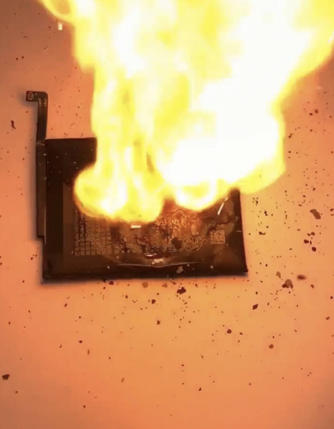 手机充电宝隐藏的危害_锂电池_生活_爆炸