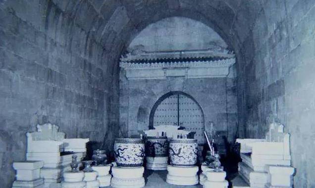 定陵发掘现场:图5为地宫打开时场景,图9郭沫若现场指导文物提取