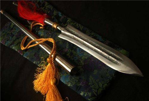 古代枪上为什么要绑红缨?并不是为了美观,真实原因让人毛骨悚然