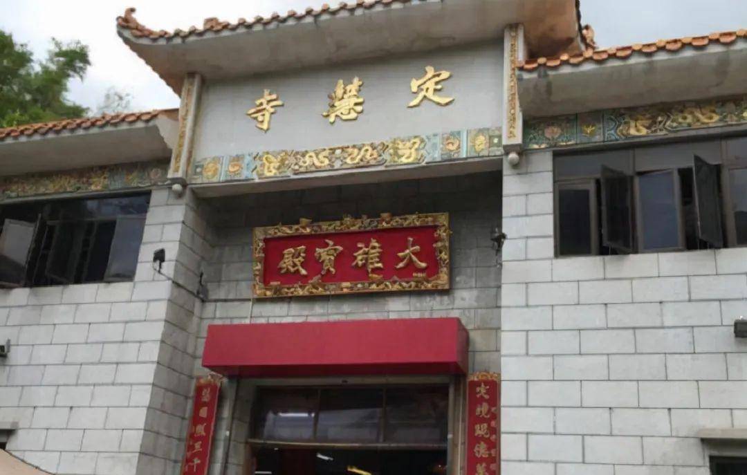 后来,经过几次虔诚的跪拜与诵读,释智定竟发现,主张四大皆空的佛教