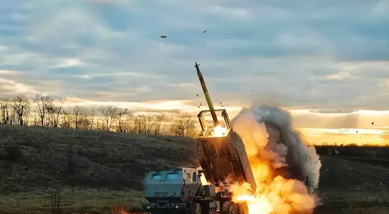 特别是"海马斯"远程火箭炮系统,尽管被归类为战术武器,但在实际操作中