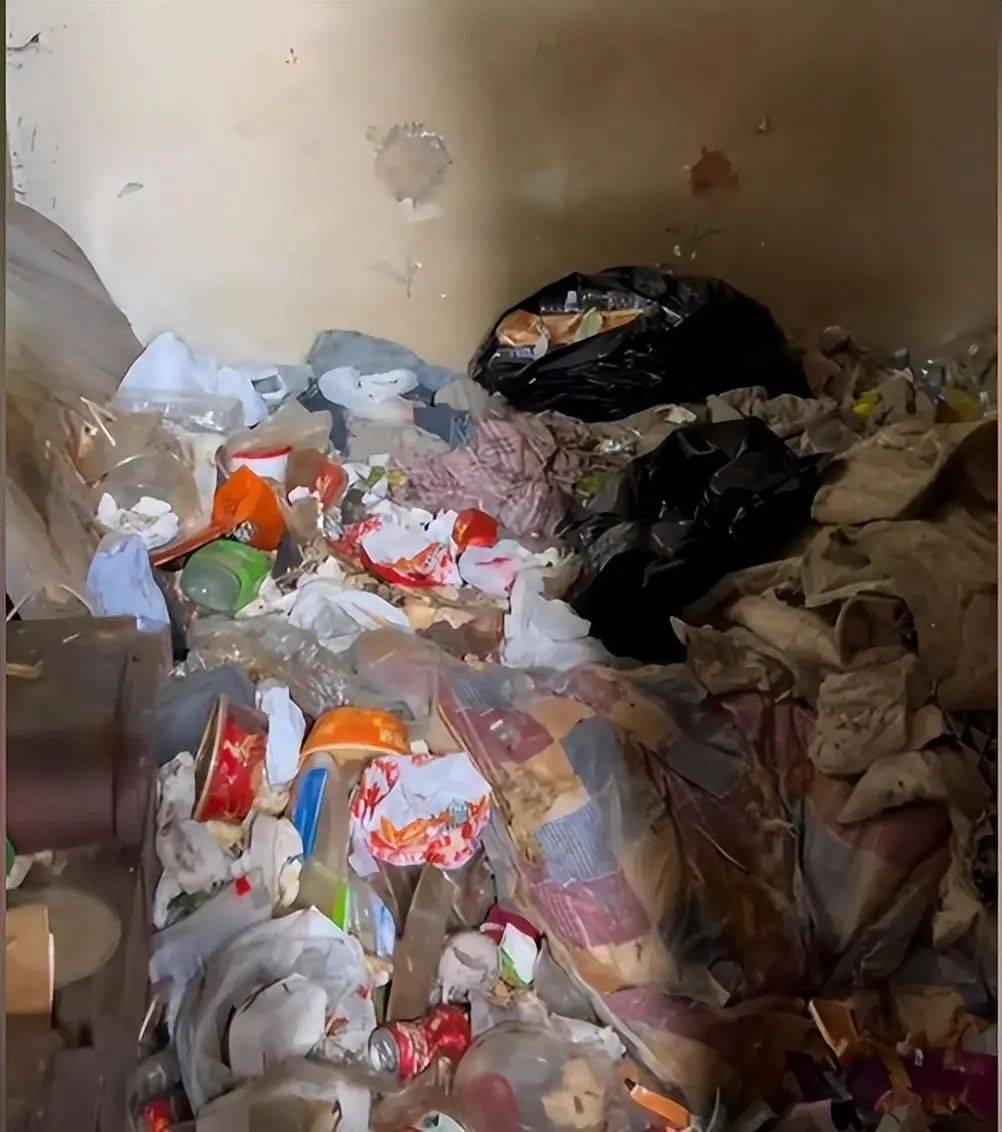 32岁美女租房内垃圾1米高,在垃圾堆上睡了2年:爸爸惯的