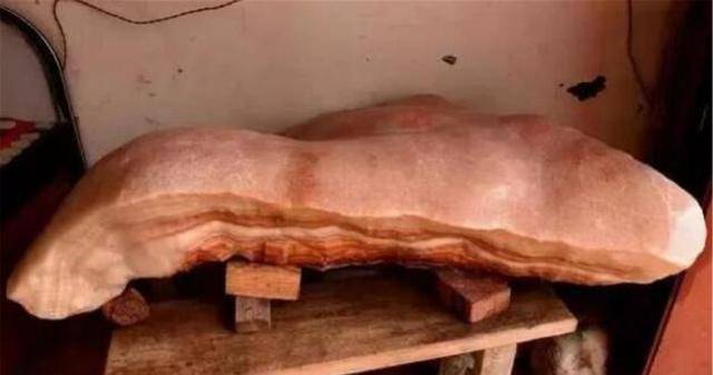 老汉无意捡到大型"猪肉石",有人给10万也不卖,专家鉴定后如何
