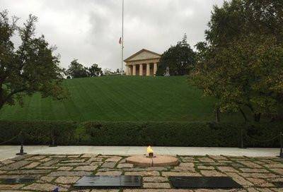 实拍美国前总统肯尼迪墓地:极其普通,墓地上燃烧的火焰至今不灭
