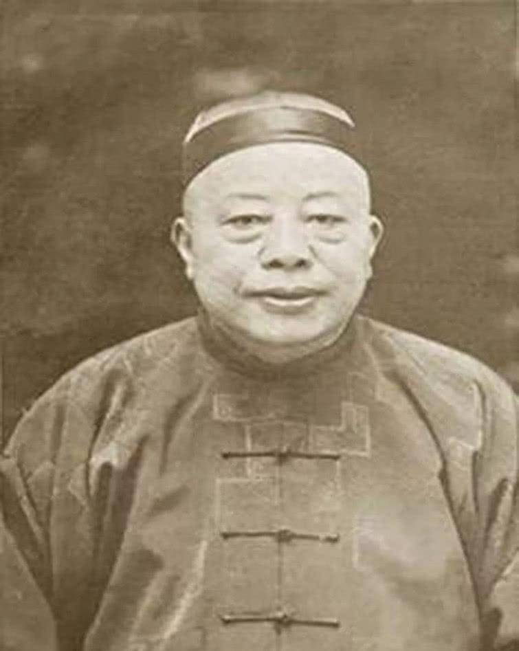 于是,黄金荣让巡捕房督察长金九龄给曹显明捎去了一句话,让他把花园