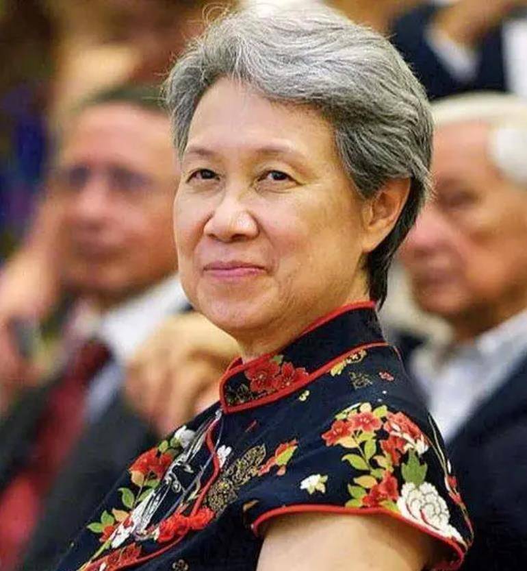 新加坡第一夫人:为夫弃政从商,执掌淡马锡16年,对华投资4030亿