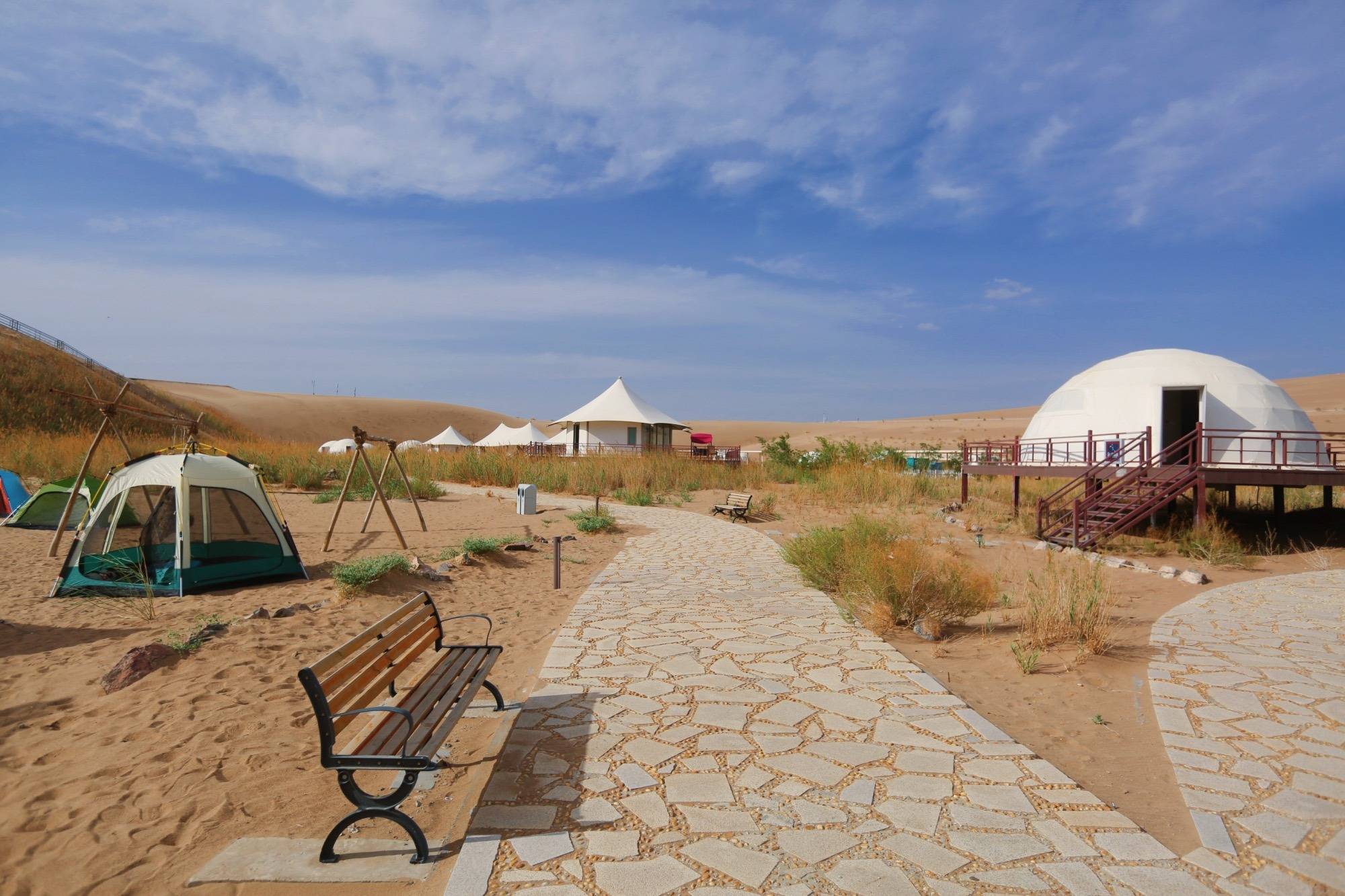 武威有一座摘星小镇,是一处大漠中的野奢地,充满了乐趣和神秘