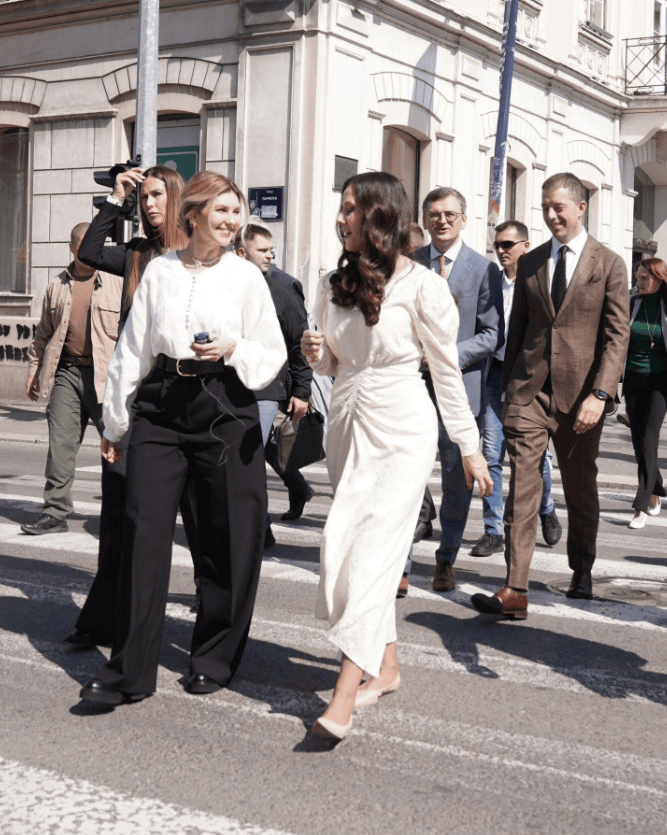 一身黑白配做客爱丽舍宫,尽显丰腴之美_衬衫_衣服_效果