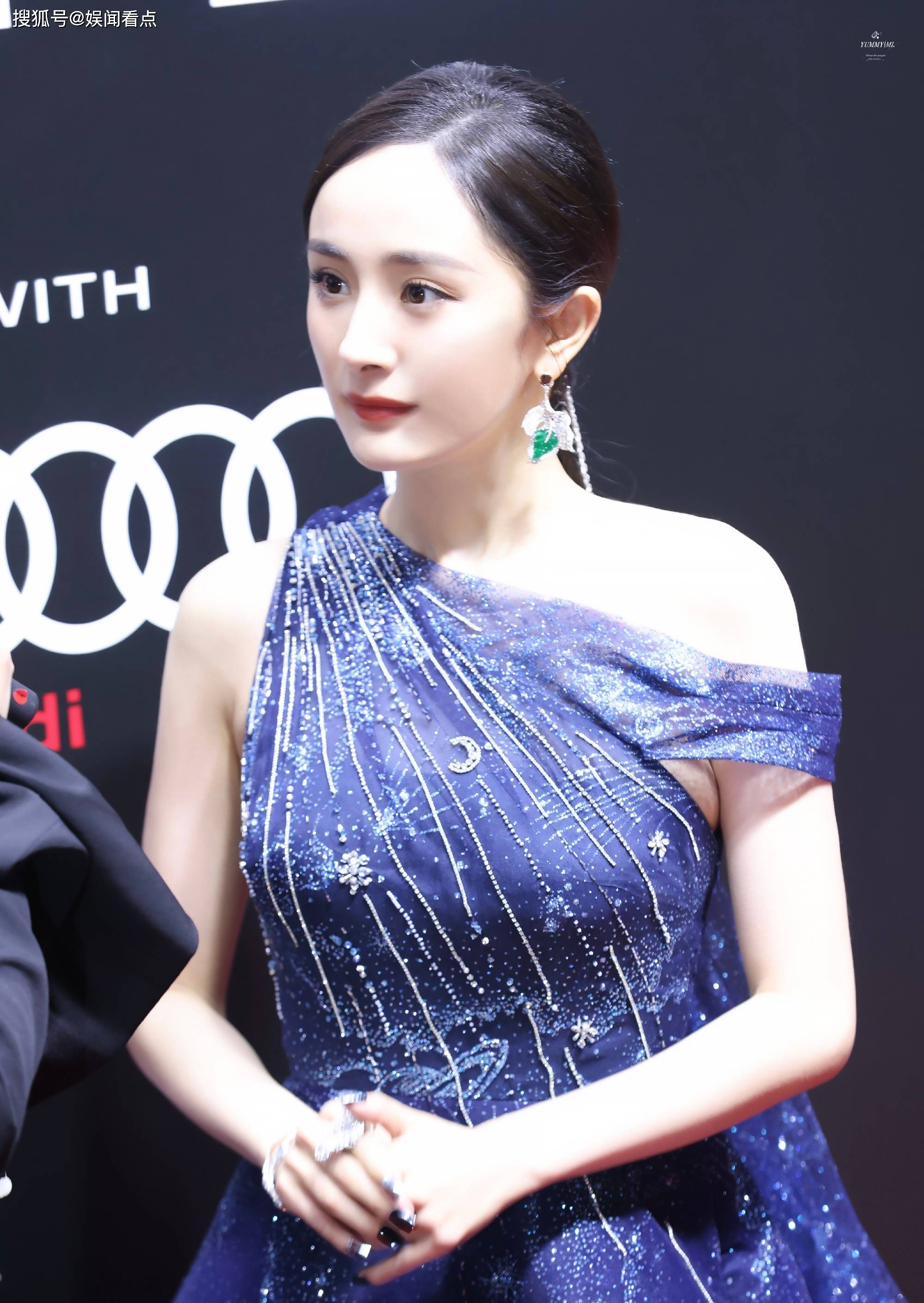 杨幂智族gq盛典造型惊艳,穿着星空礼服,气质如仙,网友热议:绝美女神