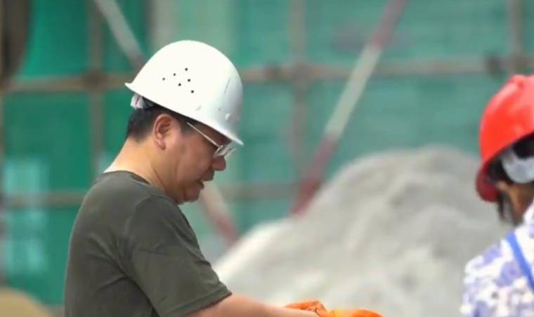 身家195亿的富豪假扮农民工,到工地上班,第一天就差点被开除