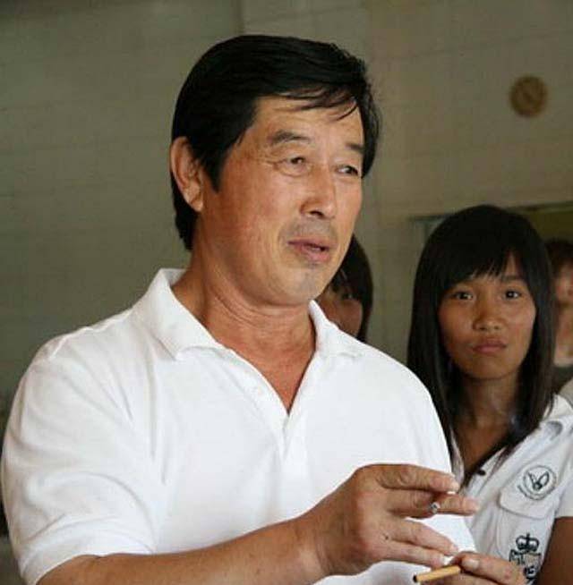 几乎一夜之间,"中华鳖精"变成了人人喊打的过街老鼠,而马俊仁也成为了