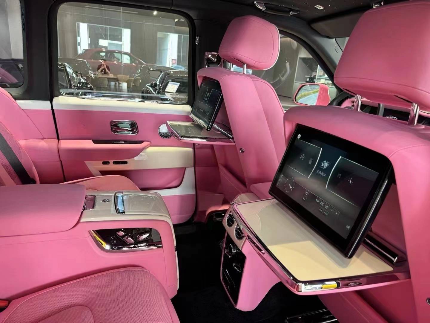 劳斯莱斯库里南四座,全车粉色高定版