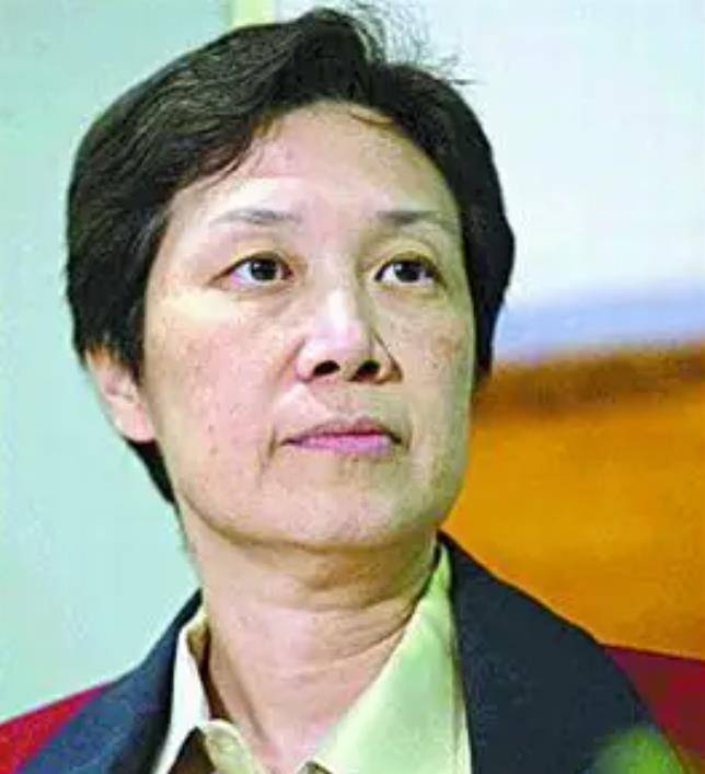 她从小学习就很努力,成绩始终名列前茅,顺利进入新加坡知名女校克信女