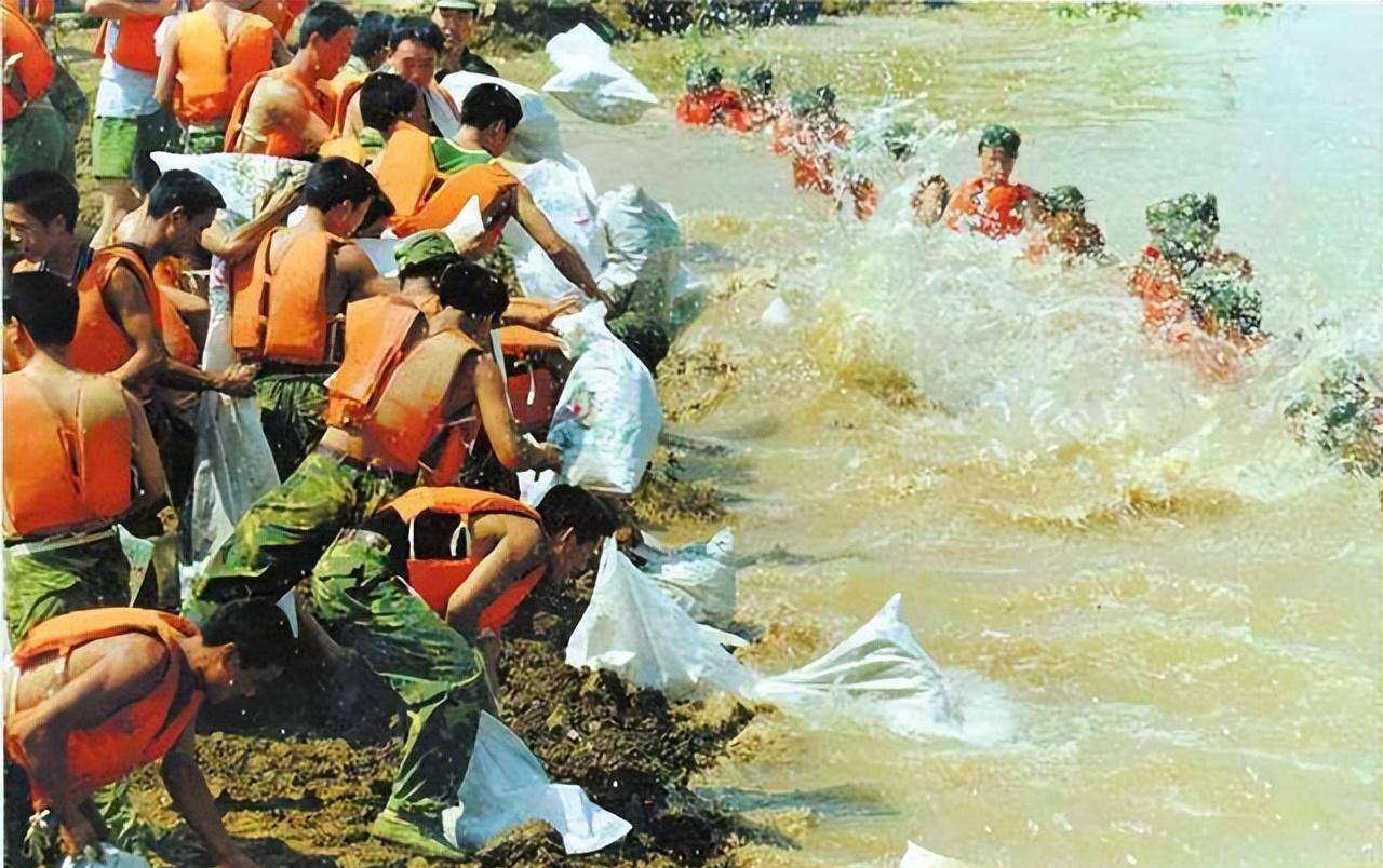 98年长江决堤数十万人未撤,战士以身抗洪,百姓哭喊:求求别跳了