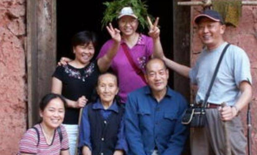 徐朝清在流言蜚语中,对待刘国江的态度逐渐转变,变得冷漠陌生.