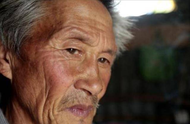 河南一7旬老人隐居孤岛养鸡,替去世儿子还债:欠了债就要还