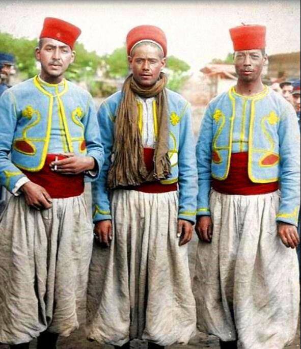 法军一战老照片:士兵喝汤打扑克,被俘士兵却一脸茫然