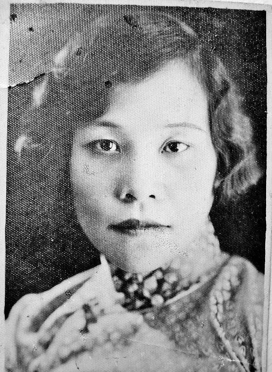 如此,那些锣鼓喧天的倾城故事中,却很少提及她;除非有心去翻阅资料,会